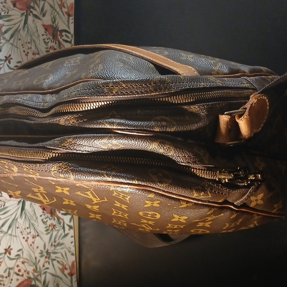 AUTHENTIC LOUIS VUITTON MONOGRAM DOUBLE COMARTMENT TRAVEL BAG. - Picture 12 of 16